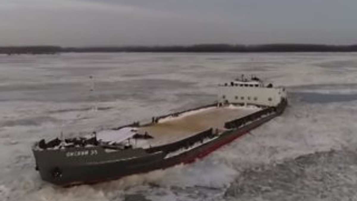 Yük gemisi buz tutan Volga Nehri'ne saplandı