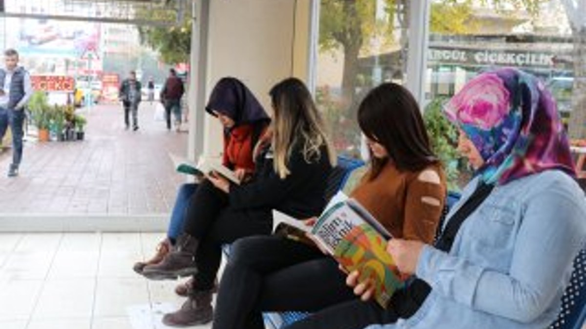 Adana'da otobüs durakları kitaplarla donatılıyor