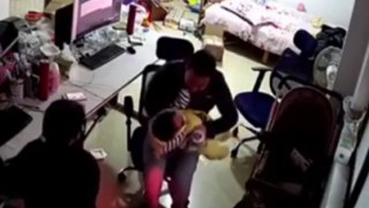 Sandalyeden düşen bebeği son anda yakalayan baba