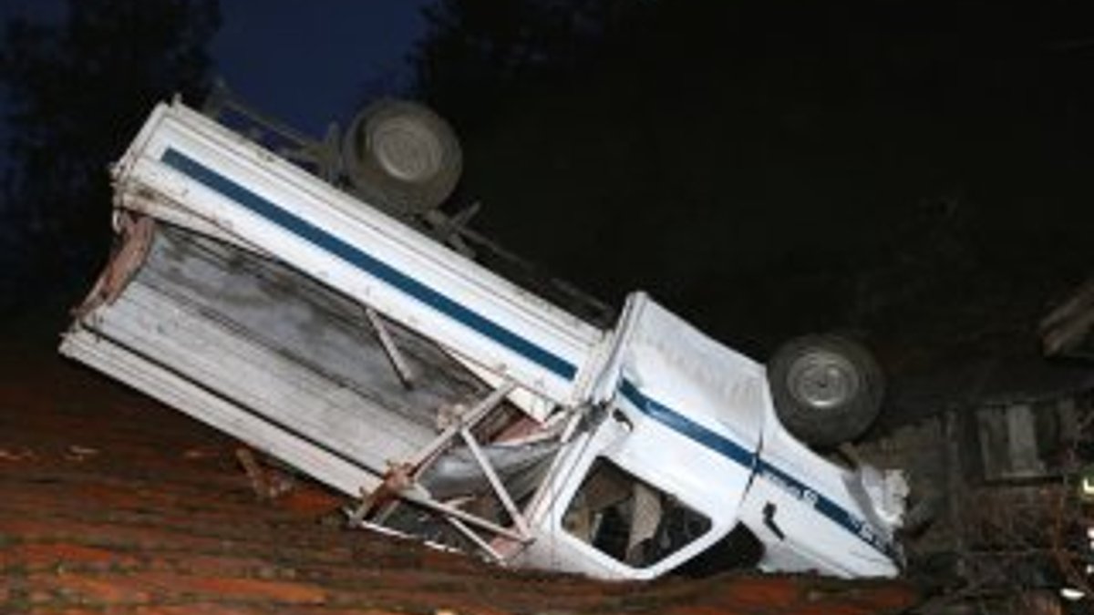 Karabük'te kamyonet evin çatısına düştü