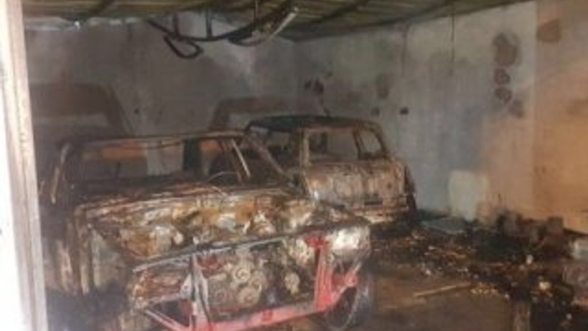 Sancaktepe’de 2 otomobil alev alev yandı