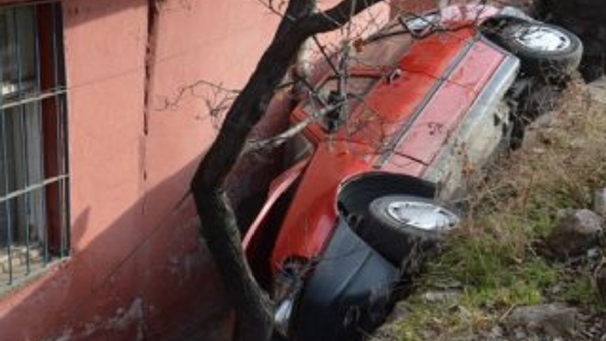 Otomobil evin bahçesine düştü: 1 yaralı