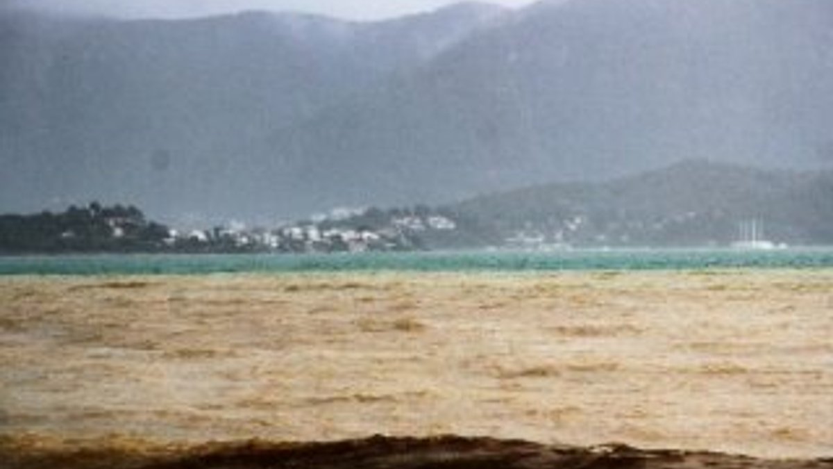 Fethiye'de yağmur suyu denizin rengini değiştirdi
