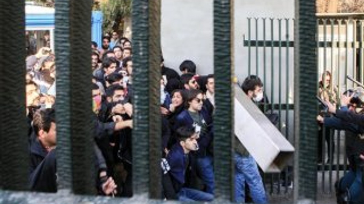 İran  protestolara karşı sosyal medyayı yasaklıyor