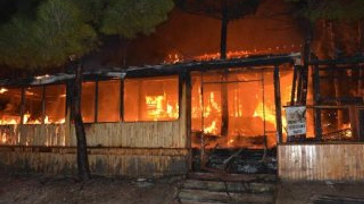 Karabük'te ahşap restoran yangında kül oldu