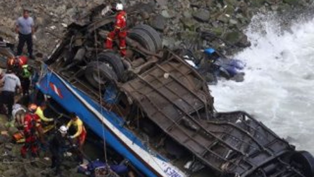 Peru'da yolcu otobüsü uçuruma devrildi