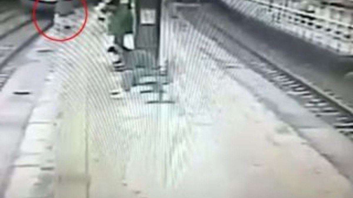 Tayvan'da trene binmek için acele eden kişi yaşamını yitirdi