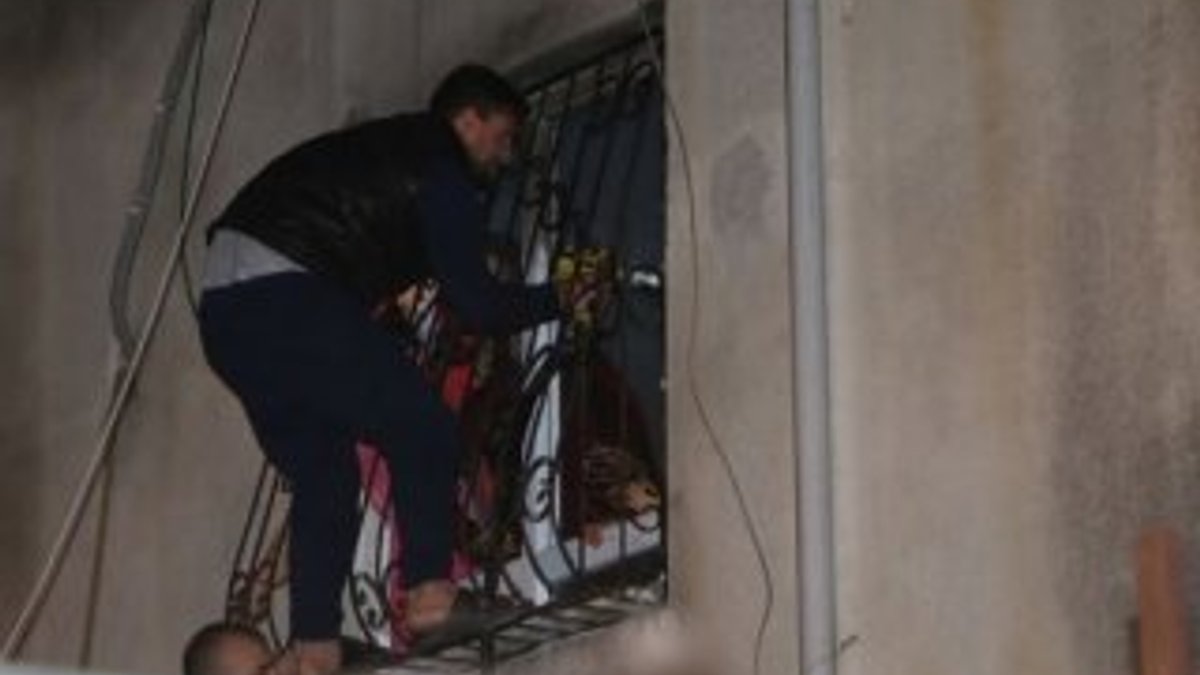 Adana'da çıkan yangında 4 kişi yaralandı