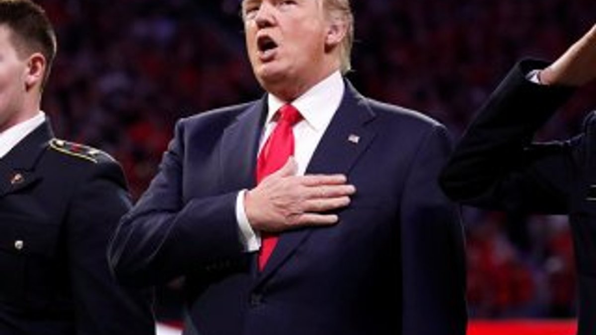 ABD ulusal marşını okurken zorlanan Trump'a tepki