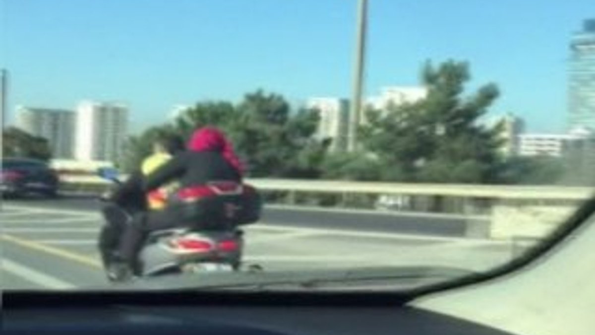 İstanbul'da motosiklete bebeğiyle binen çift kamerada