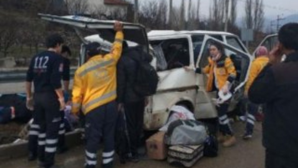 Amasya’da minibüs takla attı: 2 yaralı