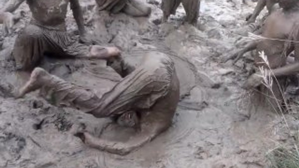 Pakistanlı çocukların çamurlu eğlencesi