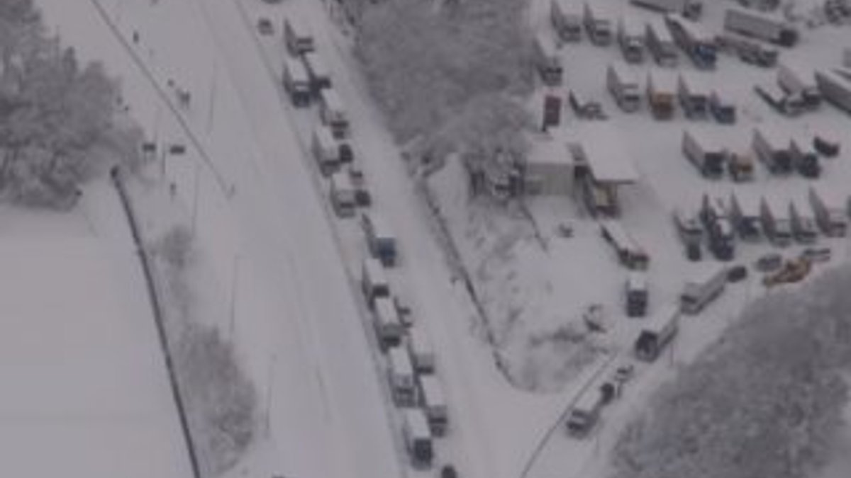 Japonya'da yoğun kar yağışı 100 aracı esir aldı