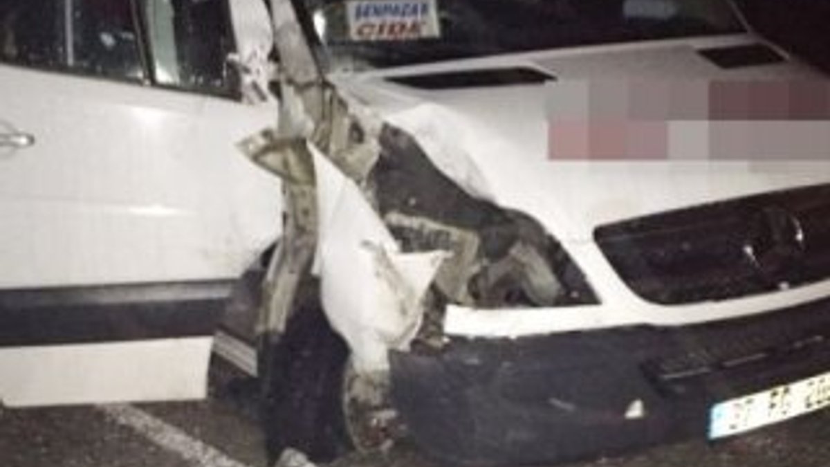 Cide'de yolcu minibüsü ile traktör çarpıştı: 1 ölü