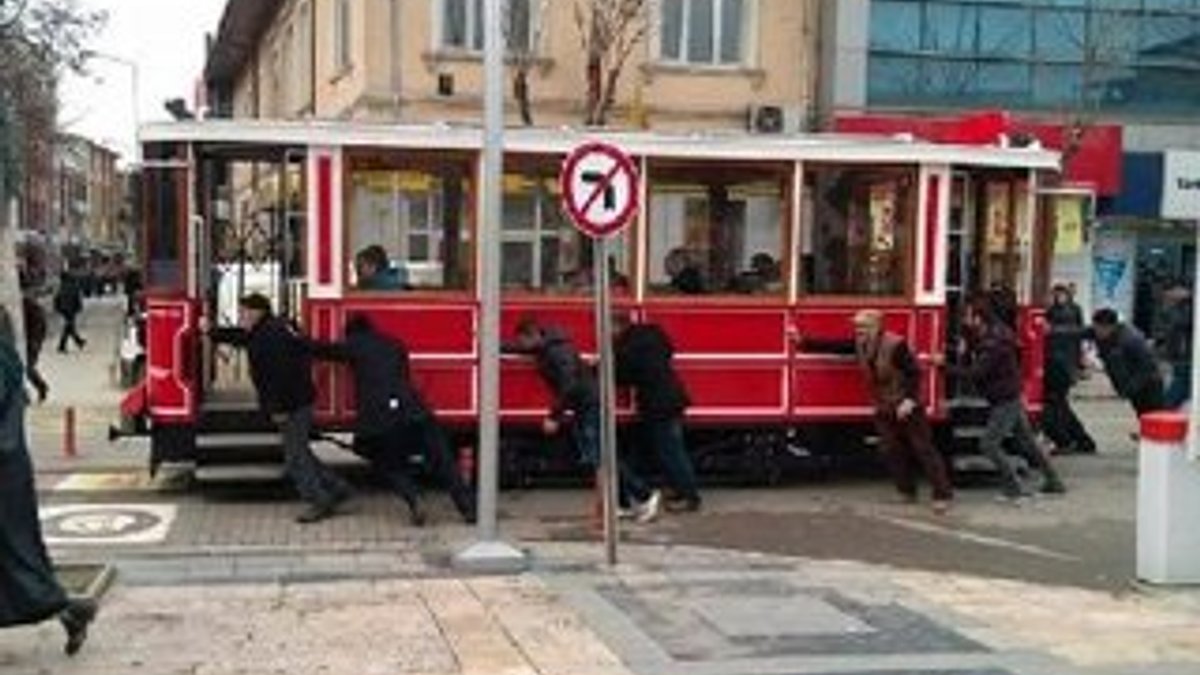 Nostaljik tramvay bozulunca vatandaş itti