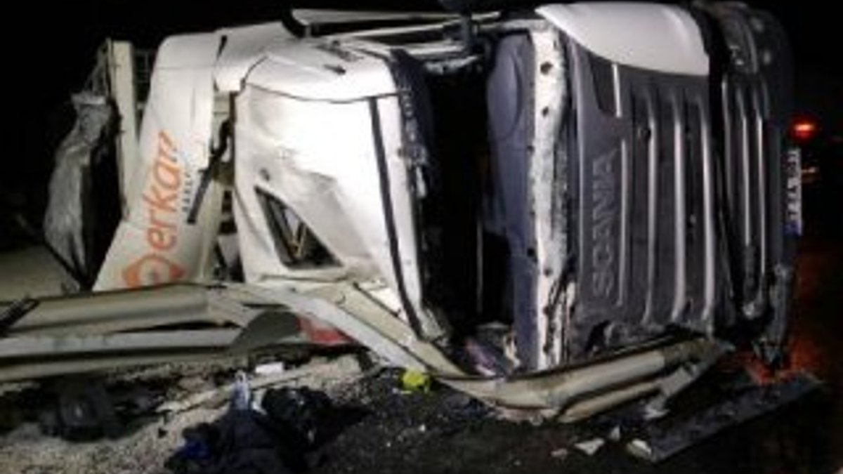 Lastiği patlayan kamyonun sürücüsü hayatını kaybetti