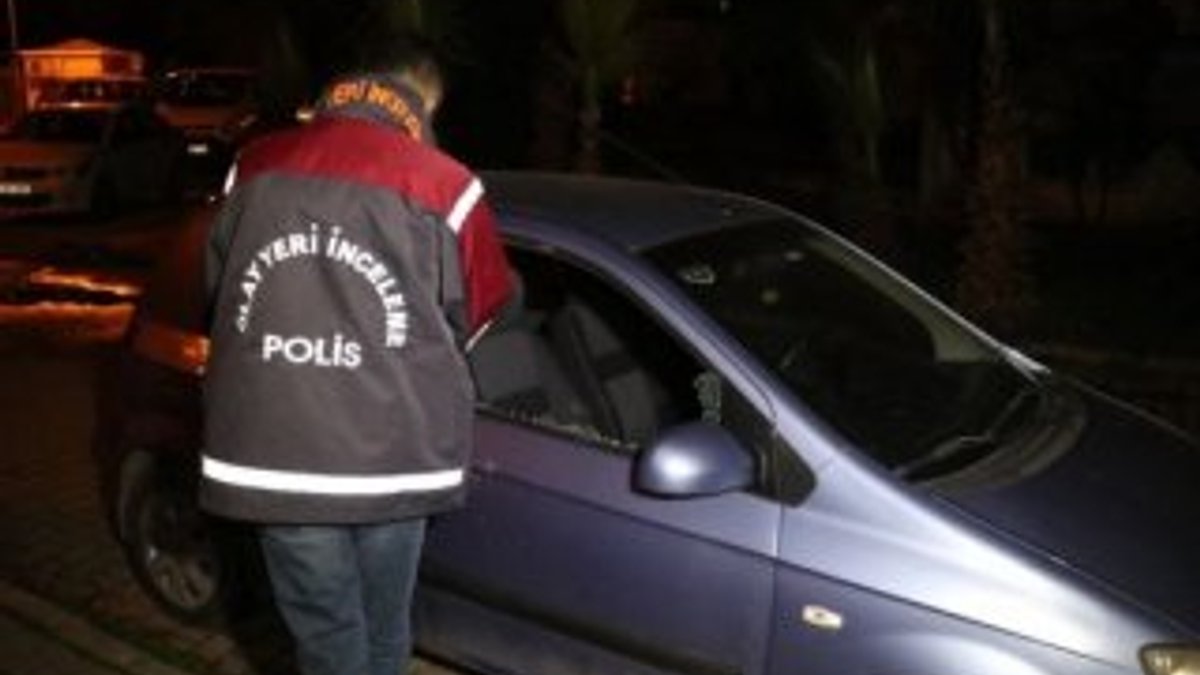 Adana'da alkollü şahıs araçların camlarını kırdı