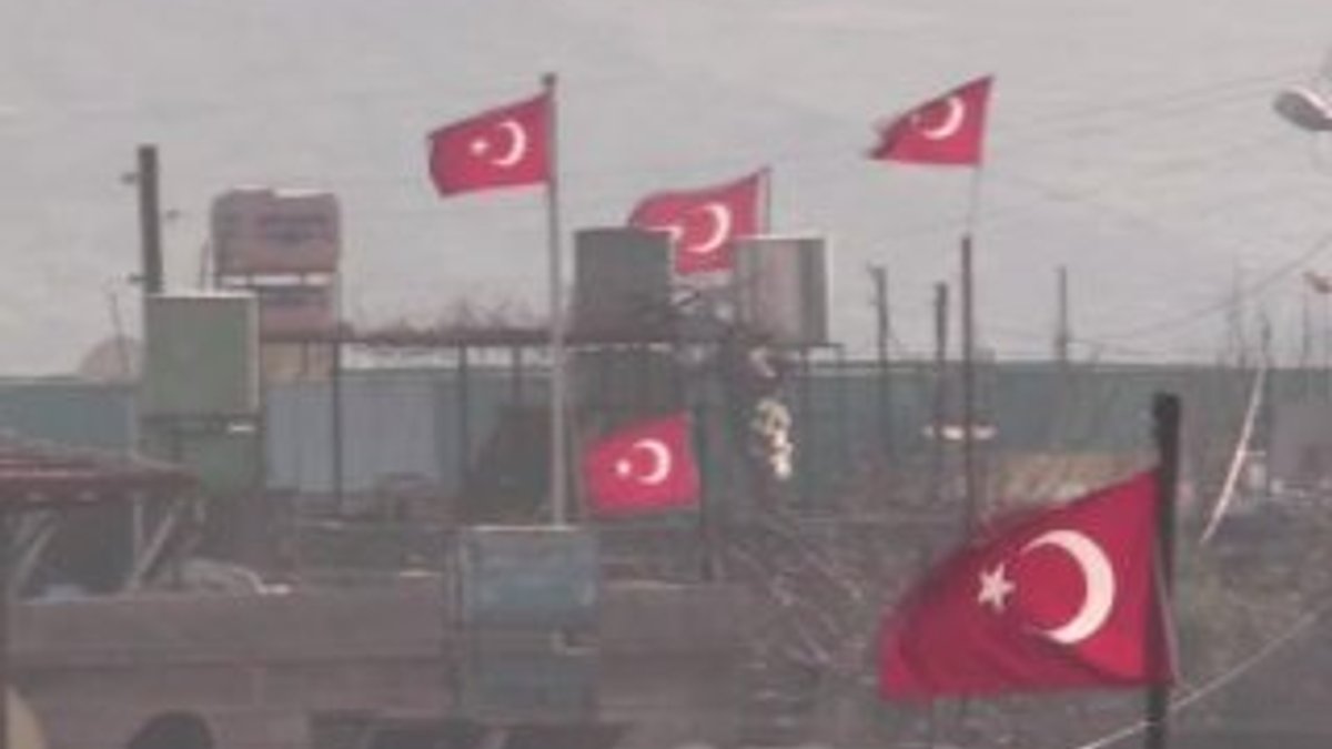 Vatandaşlar evlerini Türk bayraklarıyla donattı