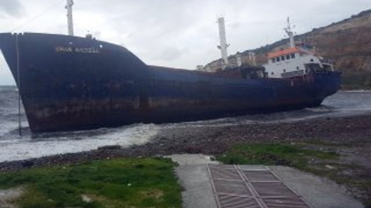 İzmir açıklarında yük gemisi karaya oturdu