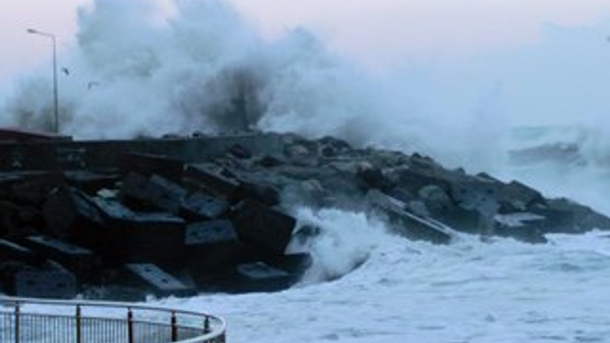 Akçakoca’da şiddetli fırtına tekneleri devirdi