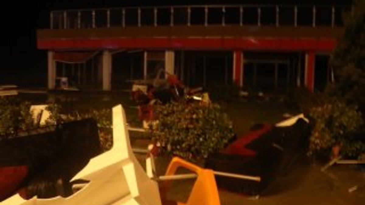Fırtına Zonguldak'ta bir kafeyi yıktı