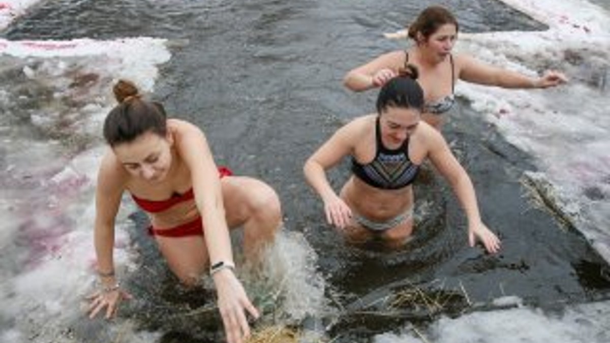 Ruslar buz tutan nehre girdi