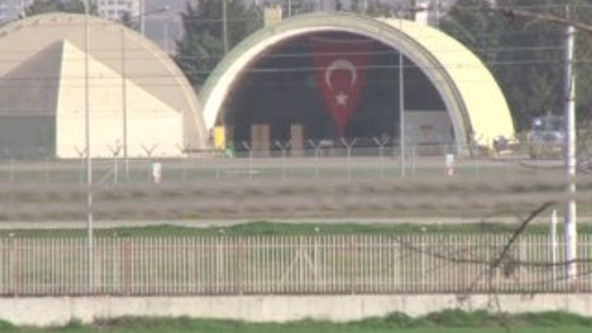 F-16 hangarına dev Türk bayrağı asıldı