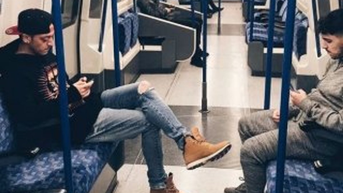 Mesut Özil metroda