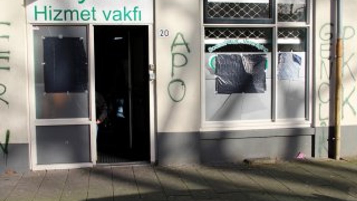 Hollanda'da PKK'lılar camiye saldırdı