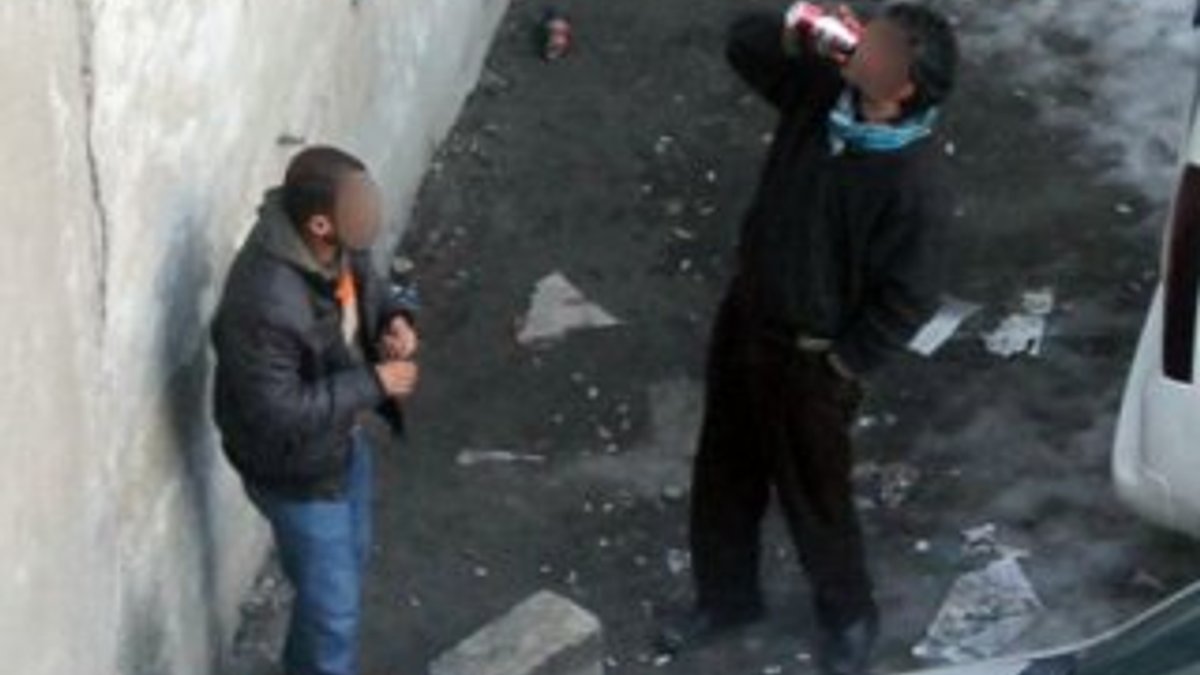Taksim’de bir evi mesken tutan tinerciler gözaltına alındı