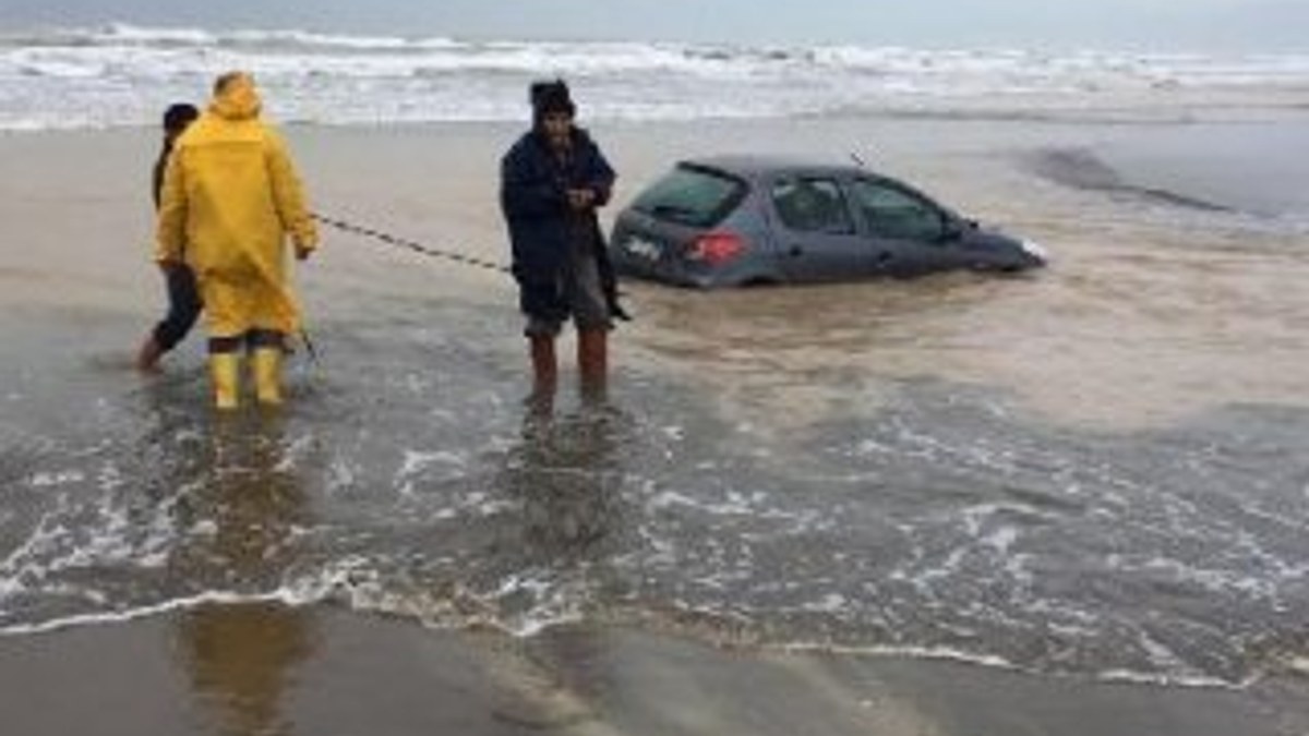 Sahil park ettiği aracını denizin içinde buldu