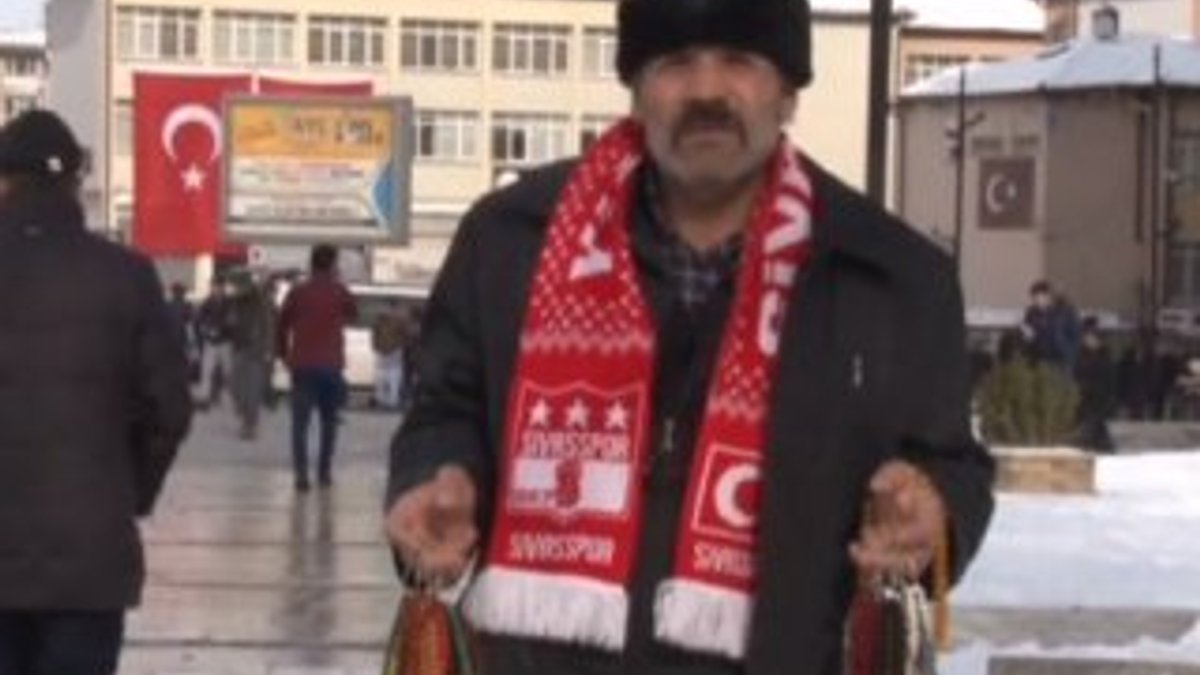 Seyyar satıcı bir günlük kazancını Mehmetçik'e bağışladı