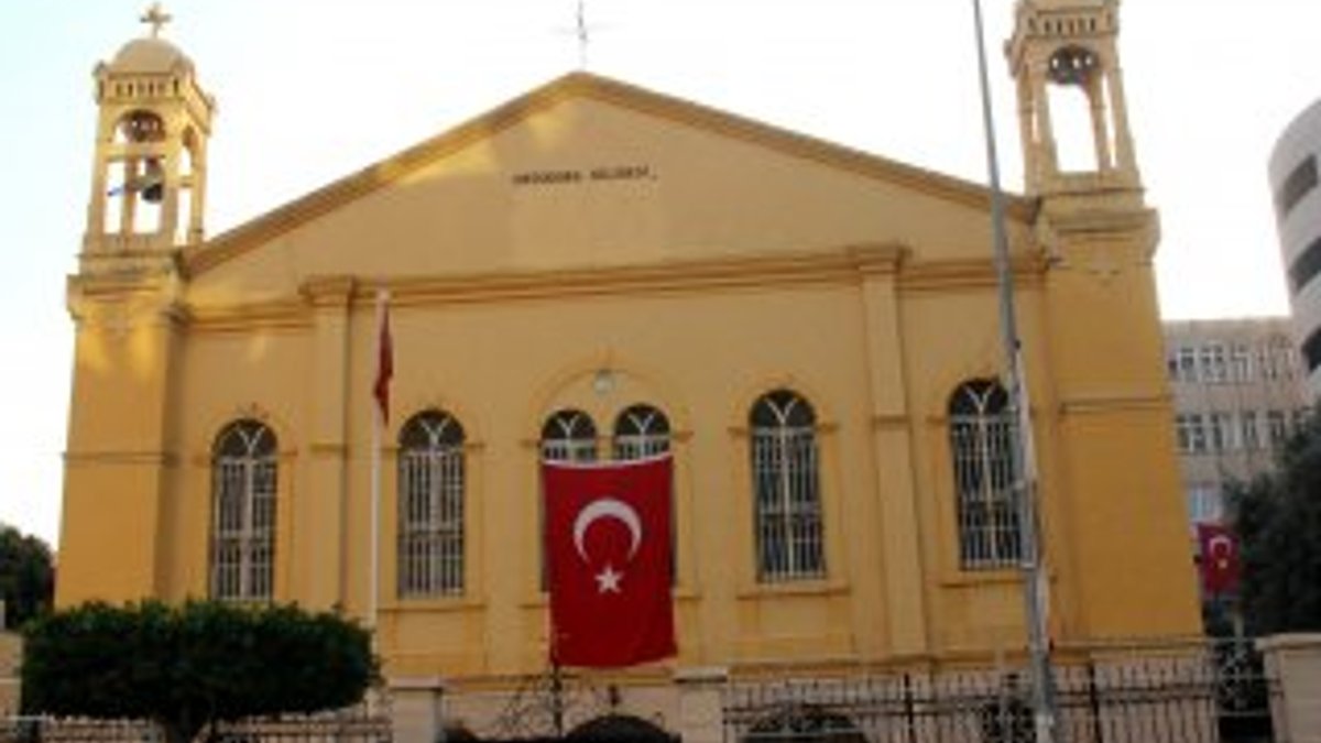 Hatay'da Ortodoks kilisesine Türk bayrağı asıldı