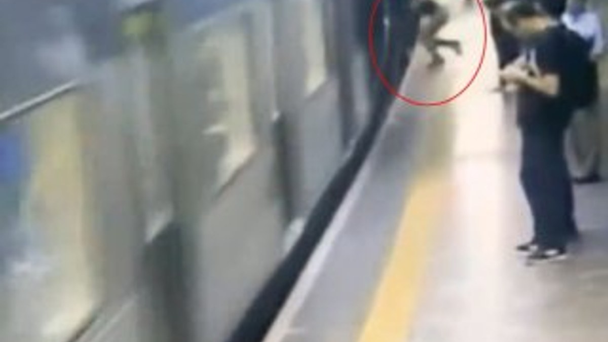 İstasyonda bekleyen kadını trenin önüne itti