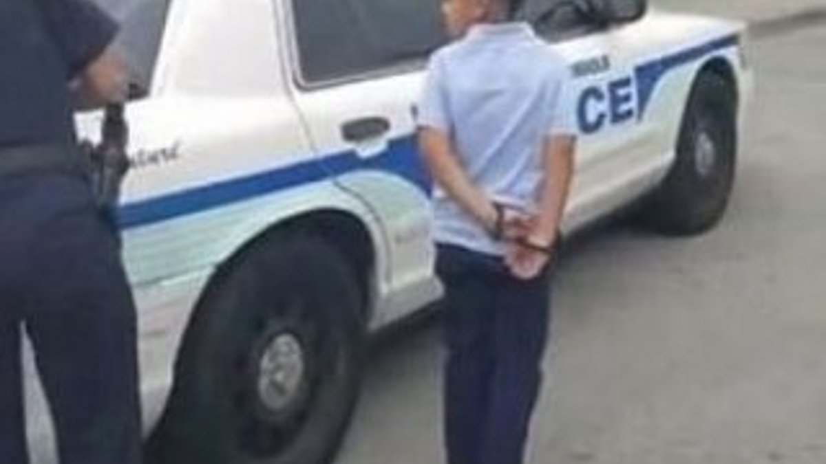 7 yaşındaki çocuğa kelepçe takan ABD polisi