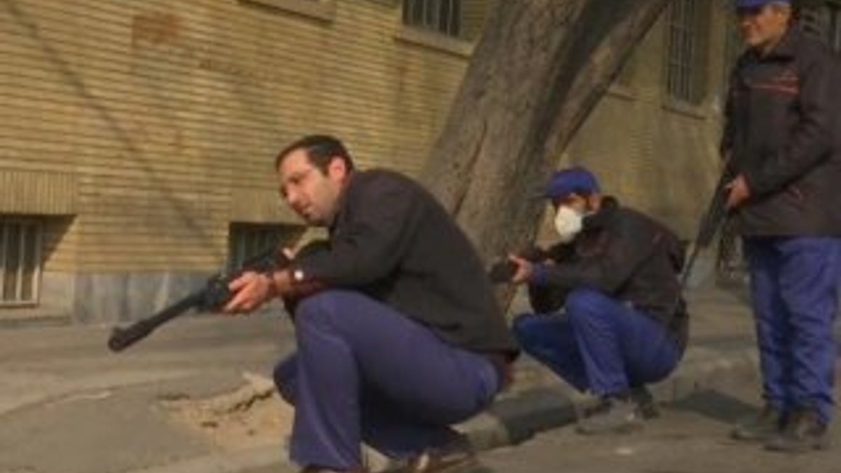 İran'da belediye çalışanları fare avlıyor