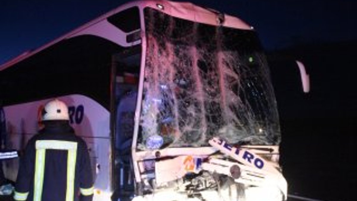 Konya'da yolcu otobüsü kamyona çarptı: 10 yaralı