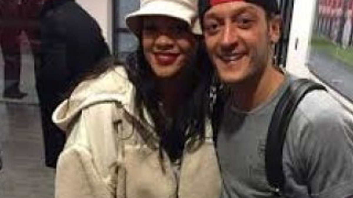 Amine Gülşe Mesut Özil'i Rihanna'dan kıskandı