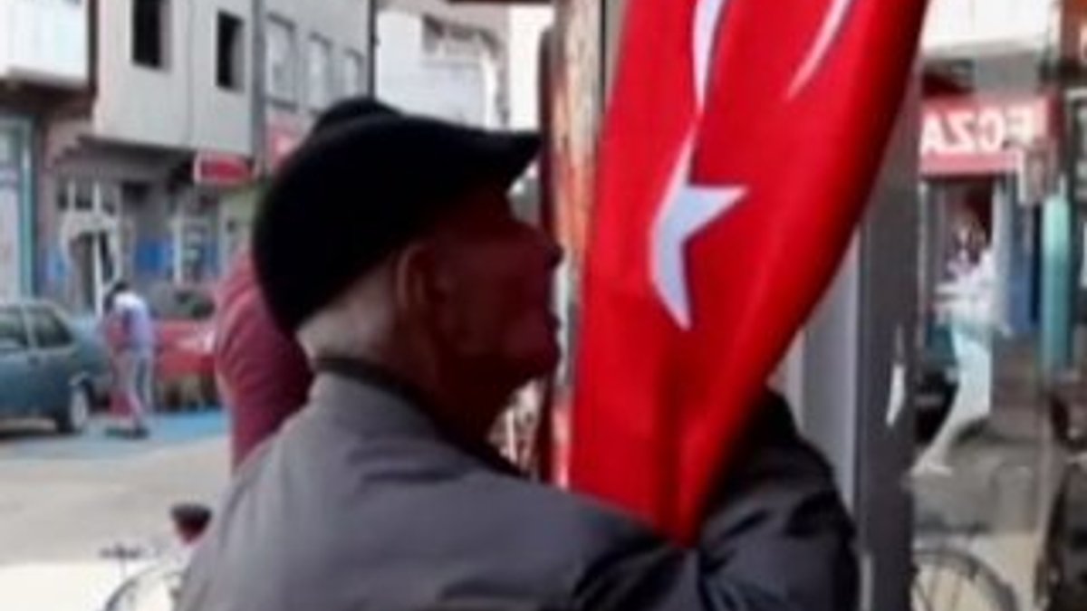 Bayrağı öpüp selam veren 80 yaşındaki Yüksel Dede
