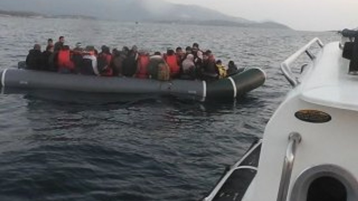 İzmir'de lastik botta 60 kaçak yakalandı