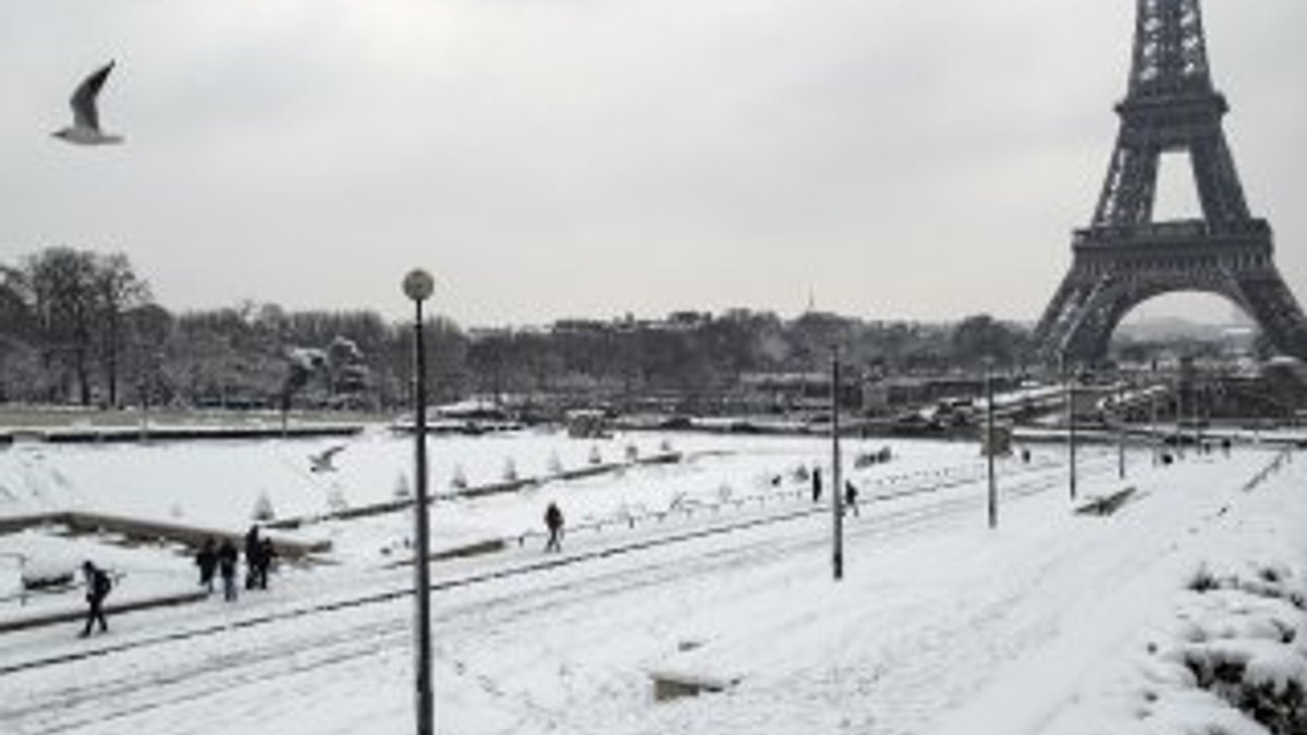 Kar yağışı Eyfel Kulesi'nin kapatılmasına neden oldu