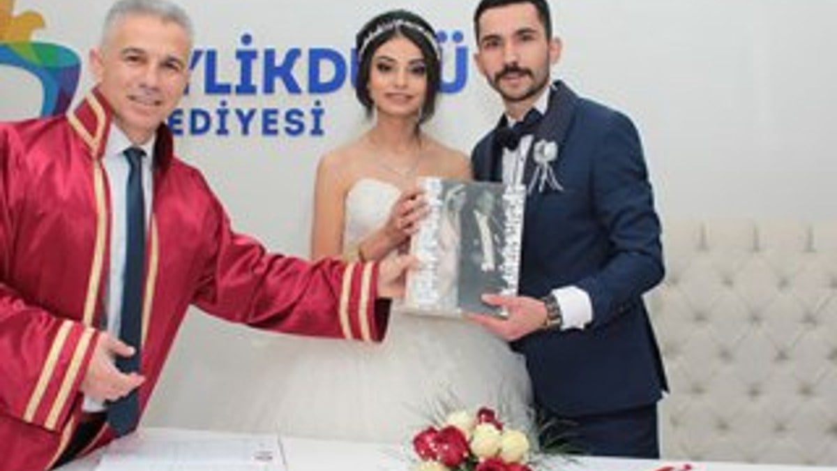 CHP'li belediyenin yeni evlenenlere hediyesi: Nutuk