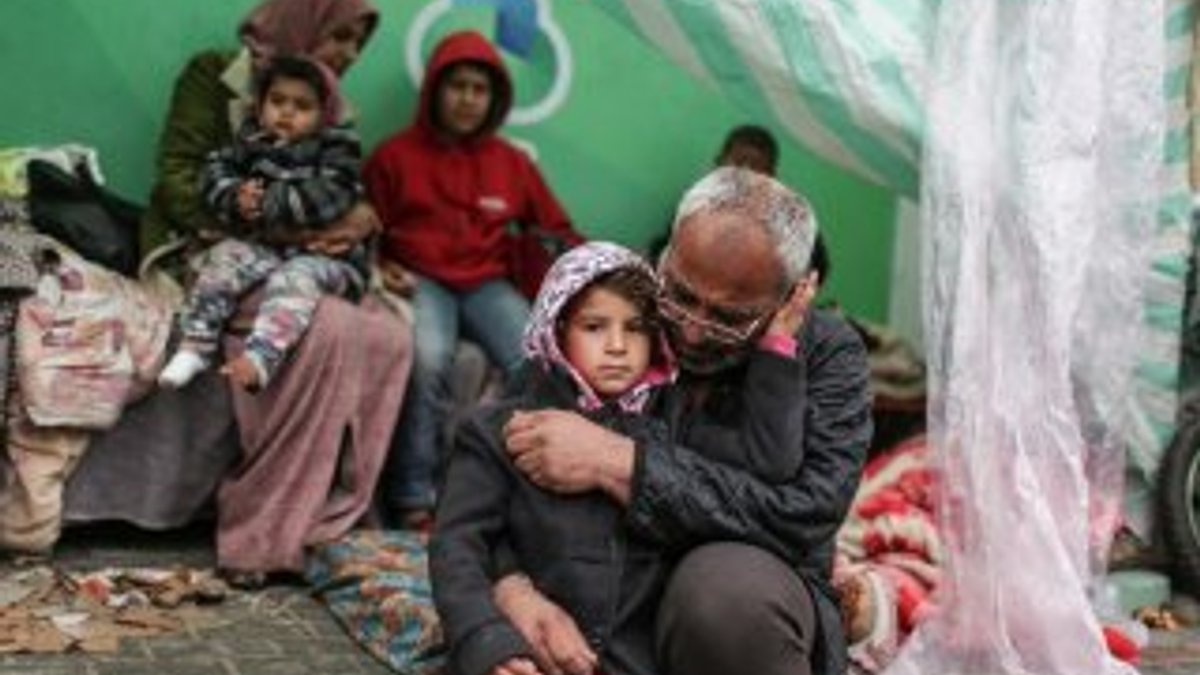 Gazze'deki evsiz aileler kışı çadırda geçirmeye çalışıyor