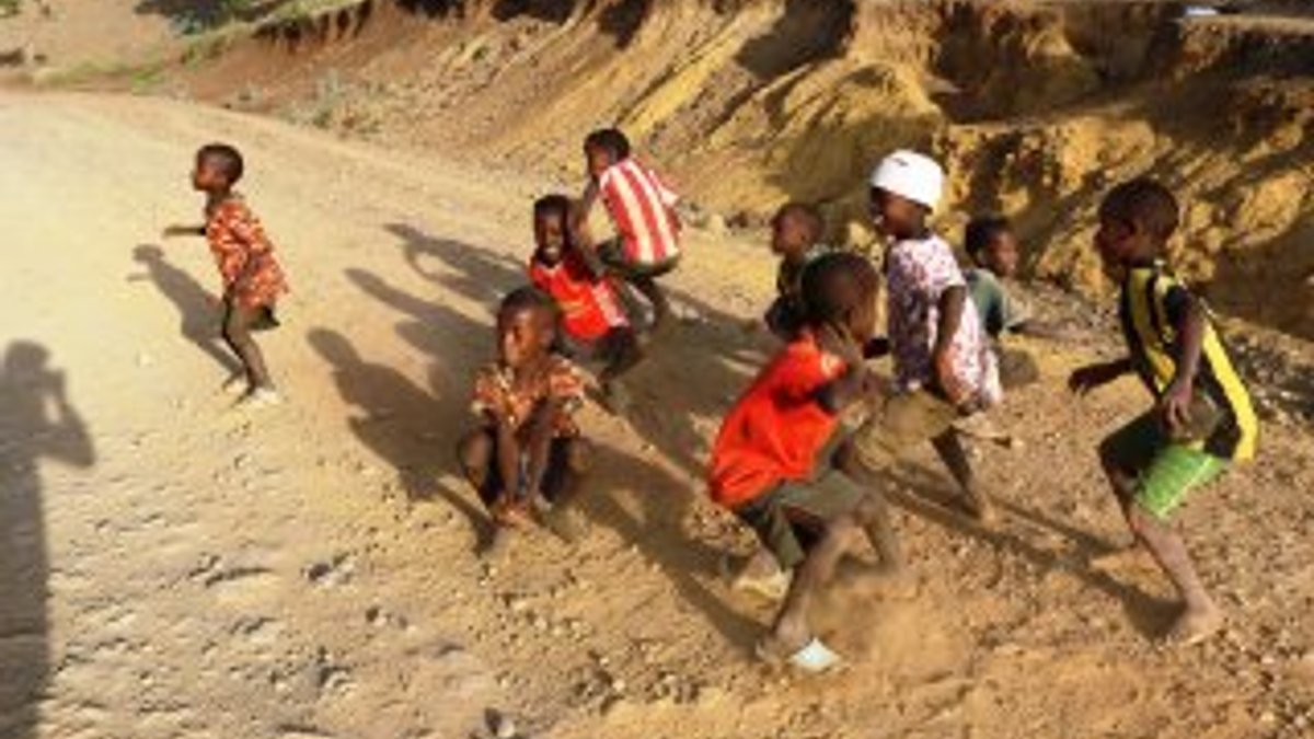 Etiyopyalı çocukların pet şişe dansı