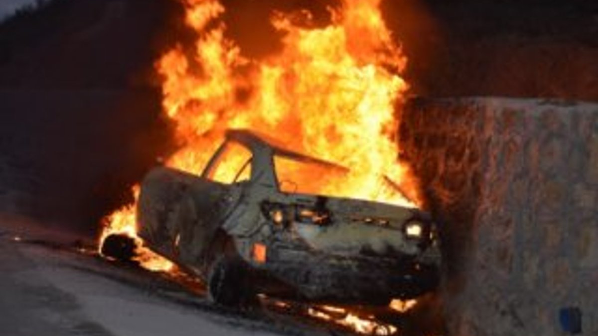 Tokat'ta duvara çarpan araç alev alev yandı