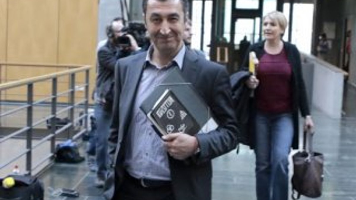 Türk korumalardan korkan Cem Özdemir'e polisli koruma