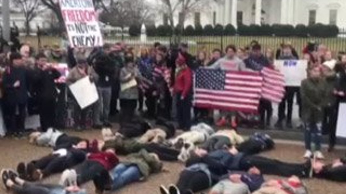 Silah yasasına Beyaz Saray önünde yatarak protesto