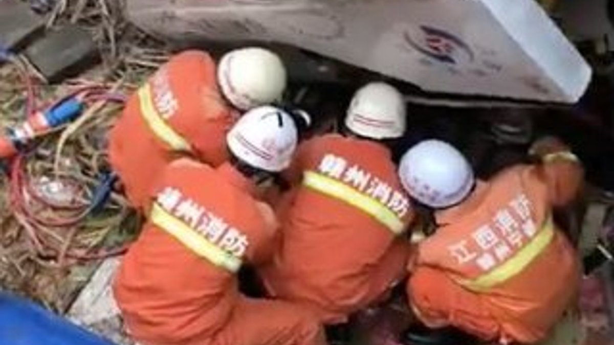 Çin'de yolcu otobüsü uçuruma yuvarlandı: 10 ölü
