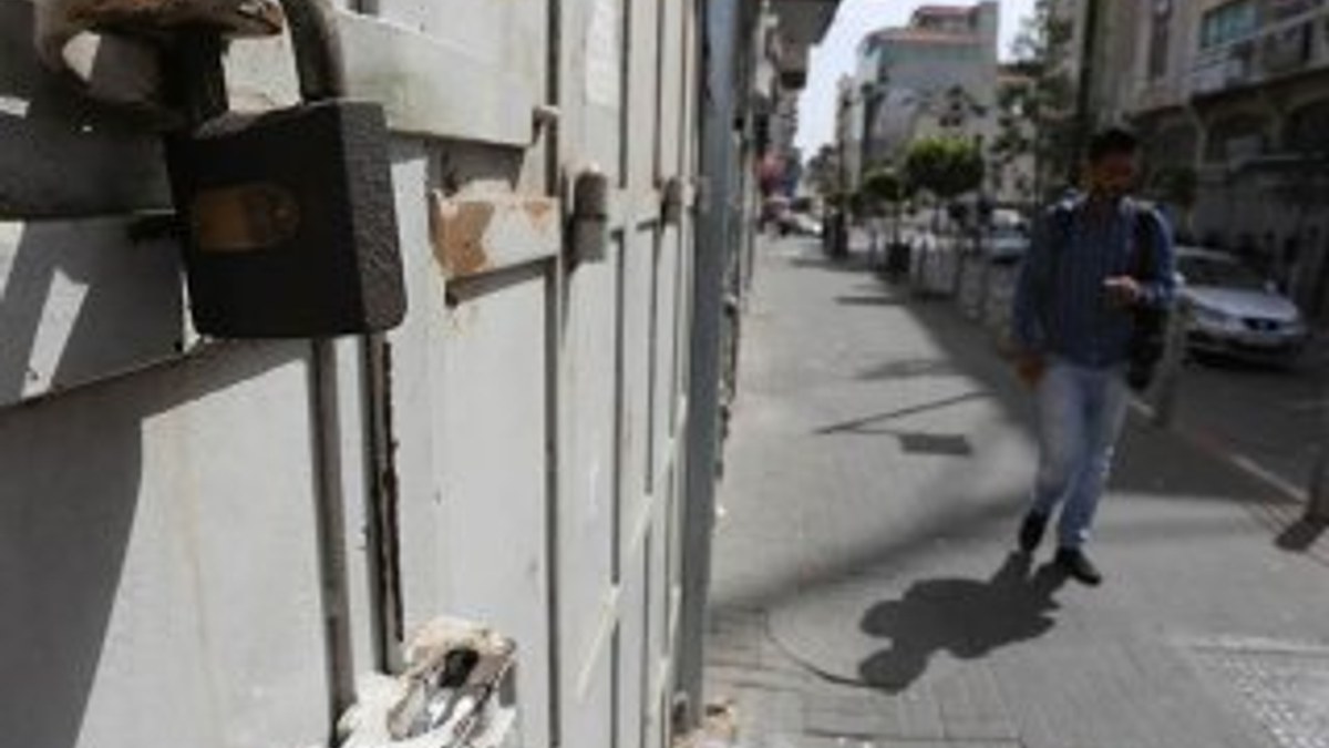 Gazze esnafı ablukayı protesto için kepenk indirdi