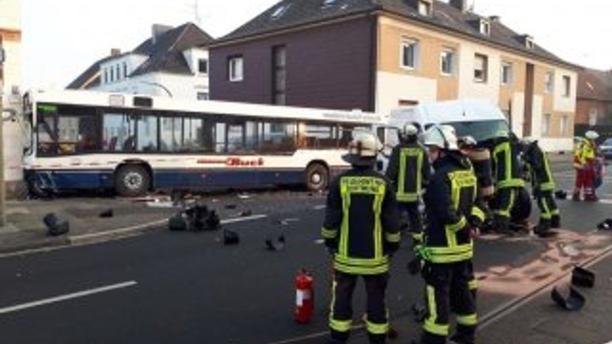 Almanya'da okul servisi duvara çarptı: 22 yaralı